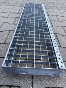 Gitterroststufe | 1000×270 mm | 30×30 mm MW | 40×2 mm TS | Stahl feuerverzinkt