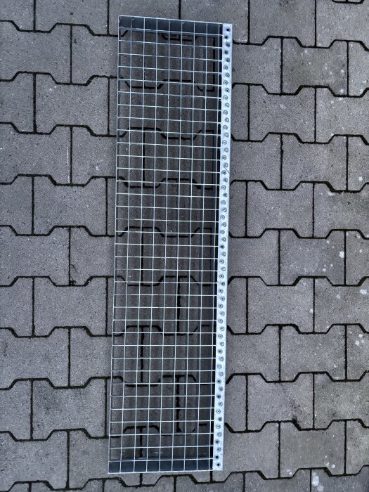 Gitterroststufe | 1195×305 mm | 30×30 mm MW | 40×2 mm TS | Stahl feuerverzinkt