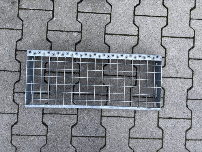 Gitterroststufe | 600×250 mm | 30×30 mm MW | 30×3 mm TS | Stahl feuerverzinkt