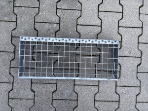 Gitterroststufe | 600×250 mm | 30×30 mm MW | 30×3 mm TS | Stahl feuerverzinkt