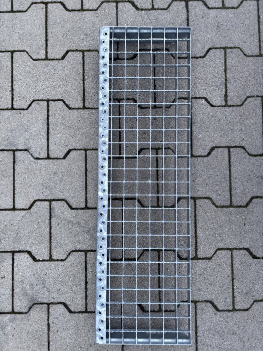 Gitterroststufe | 800×240 mm | 30×30 mm MW | 30×3 mm TS | R12 | Stahl feuerverzinkt