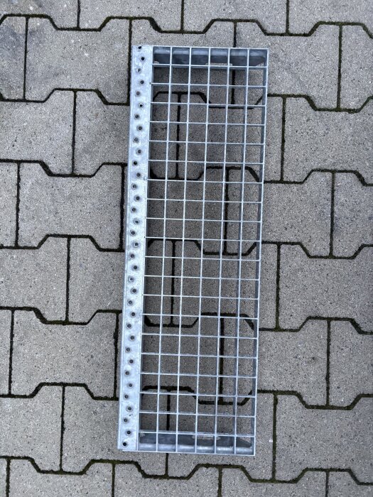 Gitterroststufe | 700×240 mm | 30×30 mm MW | 30×2 mm TS | Stahl feuerverzinkt