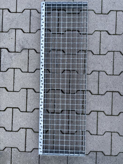 Gitterroststufe | 1000×305 mm | 30×30 mm MW | 40×2 mm TS | R12 | Stahl feuerverzinkt