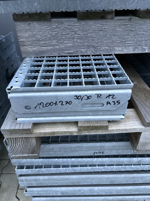 Gitterroststufe 1200×270 mm | 30×30 mm MW | 40×3 mm TS | R12 | Stahl feuerverzinkt: