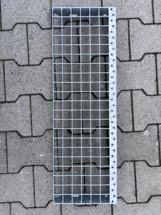 Gitterroststufe 700×230 mm | 30×30 mm MW | 30×3 mm TS | Stahl feuerverzinkt