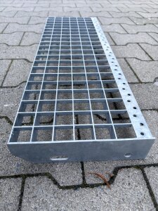 Gitterroststufe 700×230 mm | 30×30 mm MW | 30×3 mm TS | Stahl feuerverzinkt