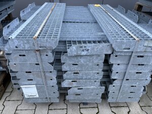 Gitterroststufe 1100×270 mm | 30×30 mm MW | 30×3 mm TS | Stahl feuerverzinkt