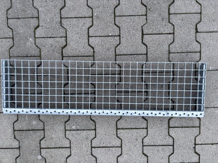 Gitterroststufe | 1000×270 mm | 30×30 mm MW | 30×3 mm TS | R12 | Stahl feuerverzinkt