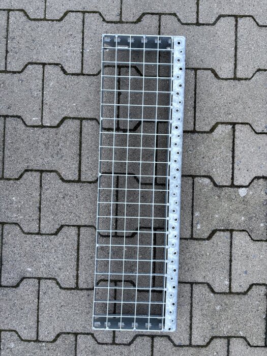 Gitterroststufe | 700×200 mm | 30×30 mm MW | 30×2 mm TS | Stahl feuerverzinkt