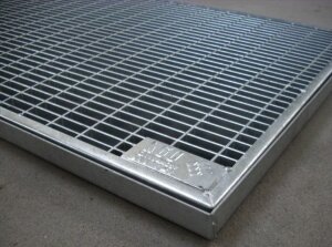 Baurost | 600x1200 mm | 20x2 mm | 30x10 mm | Stahl feuerverzinkt | inkl. Zarge