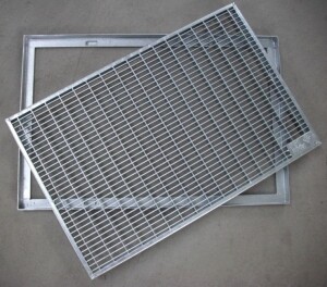 Baurost | 500x1200 mm | 20x2 mm | 30x10 mm | Stahl feuerverzinkt | inkl. Zarge